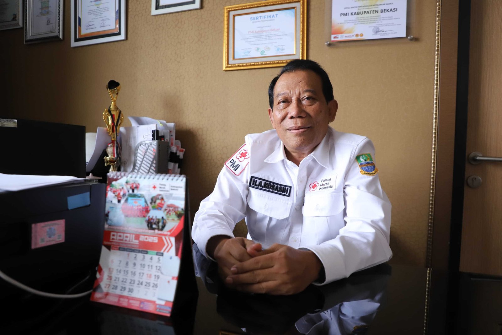 Ketua Palang Merah Indonesia Kabupaten Bekasi, Akhmad Kosasih, saat menjelaskan kesiapan posko pelayanan kemanusiaan untuk mendukung arus mudik dan arus balik Lebaran 2026.