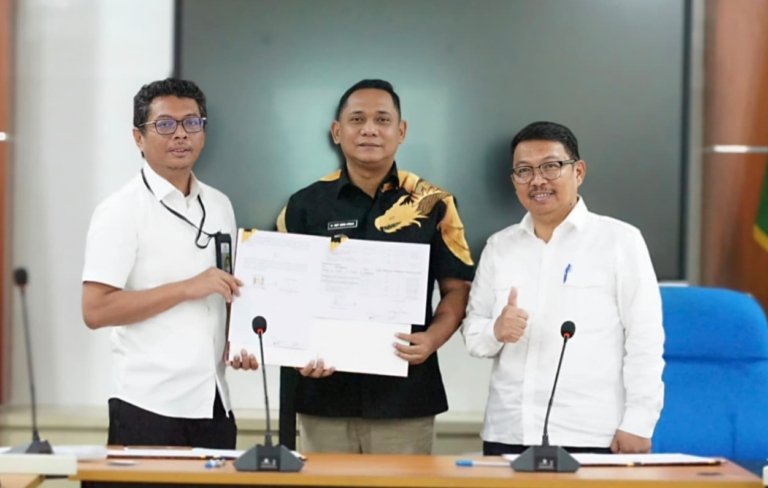 Plt Bupati Bekasi Asep Surya Atmaja menandatangani nota kesepakatan penanganan banjir bersama BBWS Ciliwung-Cisadane di Gedung Bupati Bekasi, Cikarang Pusat.