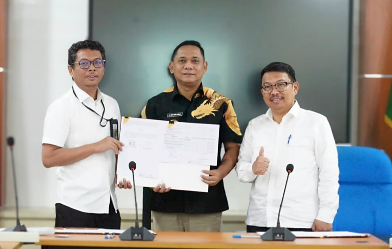 Plt Bupati Bekasi Asep Surya Atmaja menandatangani nota kesepakatan penanganan banjir bersama BBWS Ciliwung-Cisadane di Gedung Bupati Bekasi, Cikarang Pusat.