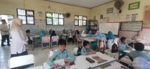 Guru SDN Wanasari 01 Cibitung mempraktikkan model pembelajaran RAMAH saat pendampingan dari BBGTK Jawa Barat selama program pembelajaran Ramadhan.