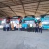 Petugas Dishub Kabupaten Bekasi memeriksa kondisi bus saat ramp check di Terminal Cikarang menjelang arus mudik Lebaran 2026.