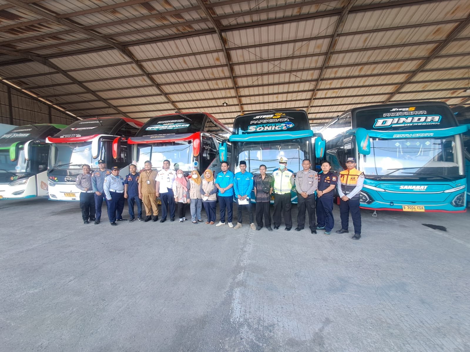 Petugas Dishub Kabupaten Bekasi memeriksa kondisi bus saat ramp check di Terminal Cikarang menjelang arus mudik Lebaran 2026.