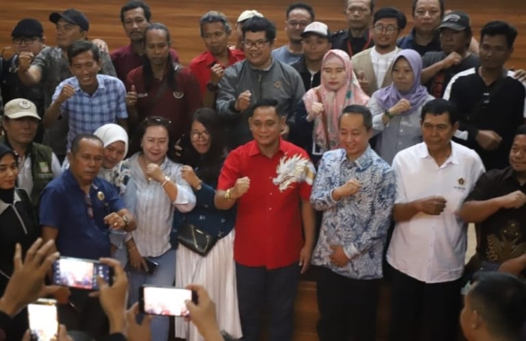 Plt Bupati Bekasi Asep Surya Atmaja menghadiri acara buka puasa bersama insan pers di Gedung Graha Pariwisata, Cikarang Timur, Kabupaten Bekasi.