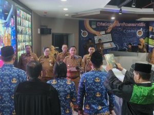 Plt Bupati Bekasi Asep Surya Atmaja melantik ratusan pejabat fungsional di lingkungan Pemerintah Kabupaten Bekasi secara virtual di Command Center Diskominfosantik, Cikarang Pusat.