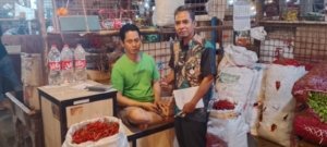 Petugas memantau harga sayur dan bahan pokok di Pasar Induk Cibitung jelang H-1 Lebaran 2026.