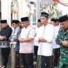 Plt Bupati Bekasi Asep Surya Atmaja bersama jajaran mengikuti Sholat Idul Fitri di Masjid Al-Wahid, Cikarang Utara.