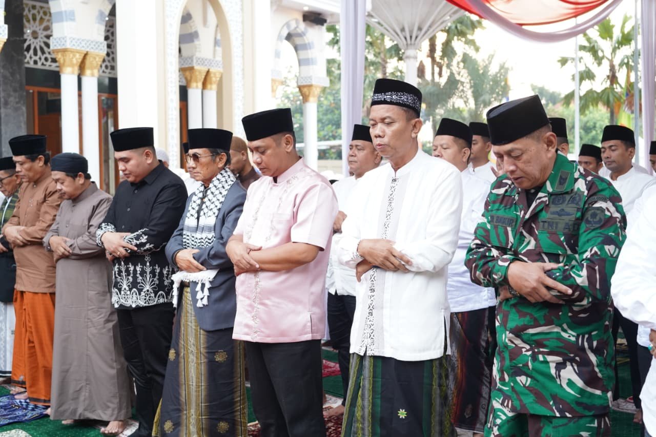 Plt Bupati Bekasi Asep Surya Atmaja bersama jajaran mengikuti Sholat Idul Fitri di Masjid Al-Wahid, Cikarang Utara.