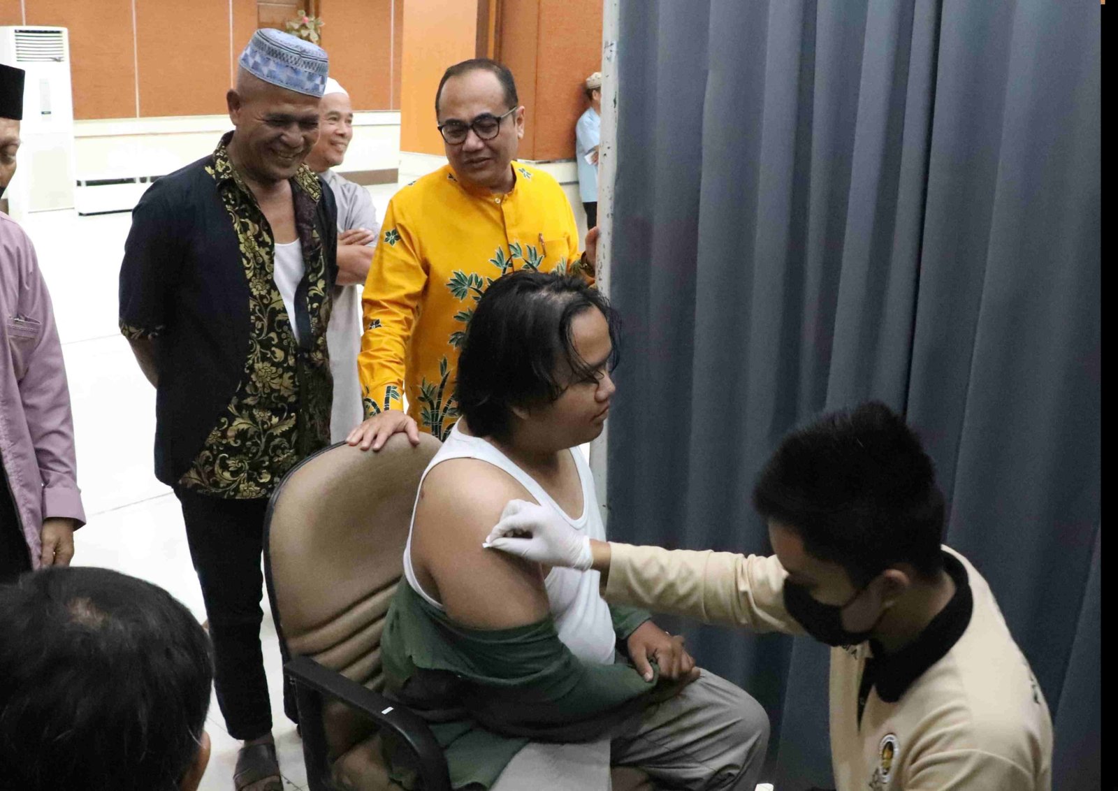 Calon jemaah haji Kabupaten Bekasi mengikuti vaksinasi meningitis dan polio di Gedung Wibawamukti, Cikarang Pusat.