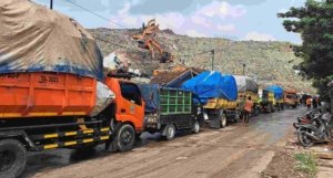 Lonjakan kendaraan pengangkut sampah di TPA Burangkeng pasca-lebaran.