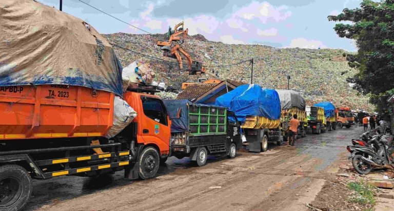 Lonjakan kendaraan pengangkut sampah di TPA Burangkeng pasca-lebaran.