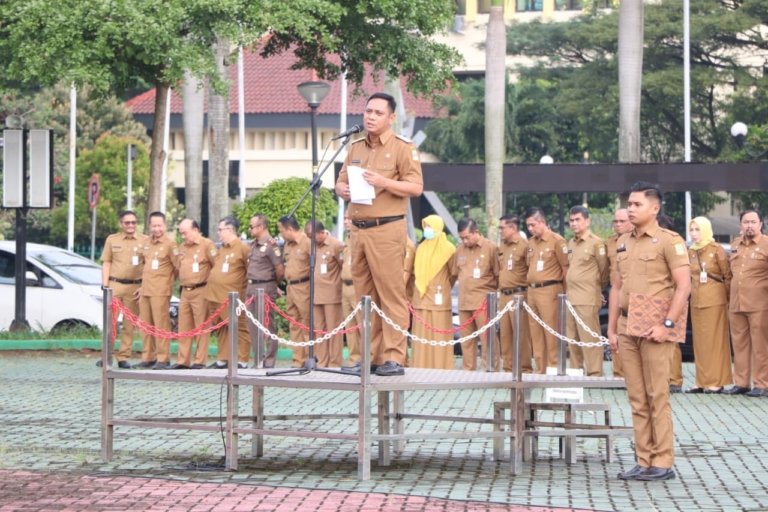Plt Bupati Bekasi Asep Surya Atmaja memimpin apel ASN di Cikarang Pusat, menekankan kesiapan hadapi dampak global.