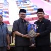 Plt Bupati Bekasi bersama pimpinan DPRD saat rapat paripurna pembahasan Raperda Perlindungan Guru.