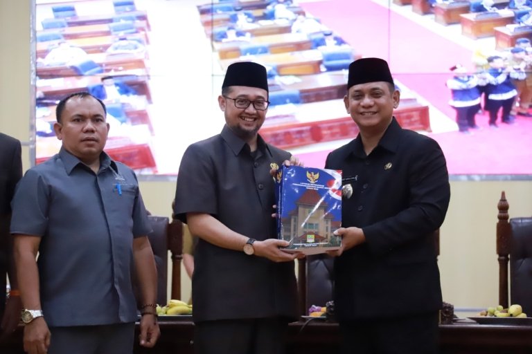 Plt Bupati Bekasi bersama pimpinan DPRD saat rapat paripurna pembahasan Raperda Perlindungan Guru.