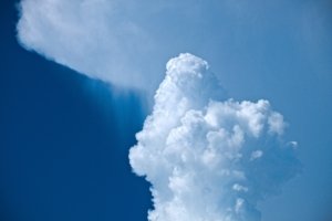 Pengendara melintas di tengah kondisi cuaca mendung di Kab Bekasi, pemudik diimbau waspada potensi hujan ekstrem saat perjalanan.