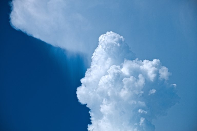 Pengendara melintas di tengah kondisi cuaca mendung di Kab Bekasi, pemudik diimbau waspada potensi hujan ekstrem saat perjalanan.