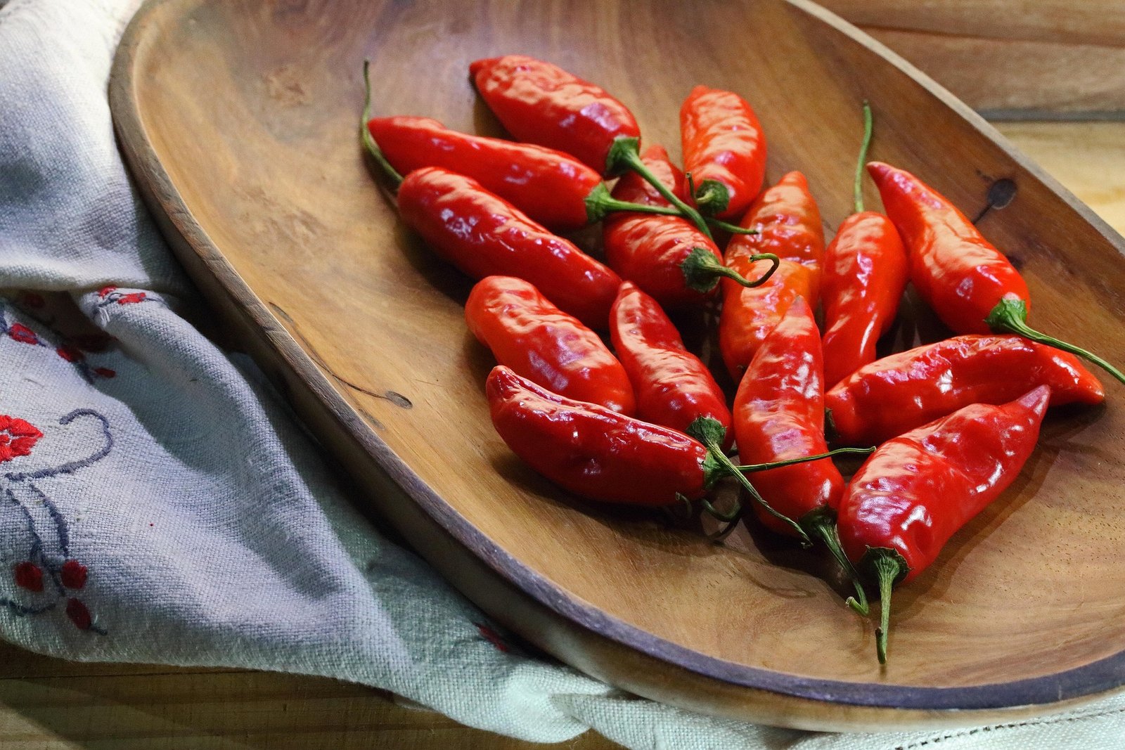 Plt Bupati Bekasi Asep Surya Atmaja bersama Forkopimda melakukan sidak harga bahan pokok di Pasar Tambun.