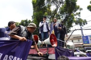 Reaksi kader Partai NasDem terhadap sampul Majalah Tempo yang menampilkan Surya Paloh terkait isu merger politik.