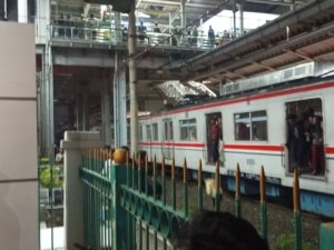 Petugas mengevakuasi rangkaian KRL yang ringsek akibat kecelakaan di Bekasi Timur.