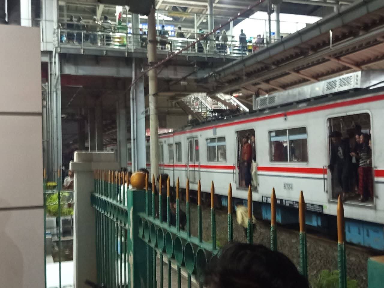 Petugas mengevakuasi rangkaian KRL yang ringsek akibat kecelakaan di Bekasi Timur.