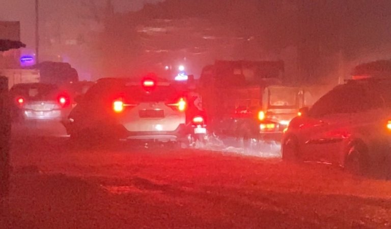 Kondisi genangan air di Jalan Diponegoro Tambun yang menyebabkan kemacetan dan motor mogok.