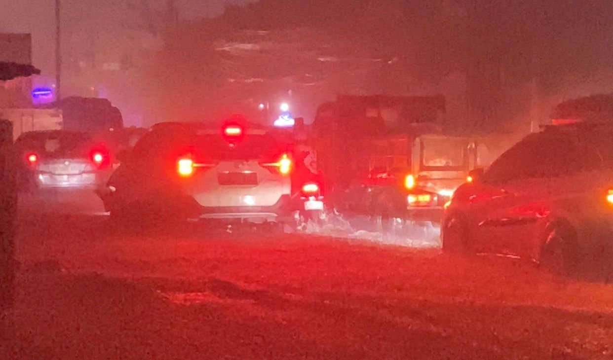 Kondisi genangan air di Jalan Diponegoro Tambun yang menyebabkan kemacetan dan motor mogok.