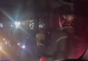 Petugas dan warga mengevakuasi korban kecelakaan penumpang ojol di Cikarang Barat setelah pakaian tersangkut rantai motor.