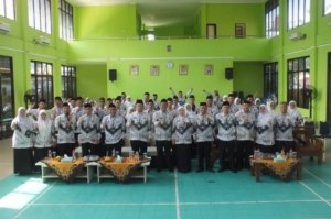 Ilustrasi aktivitas guru di kelas, terkait pembahasan Raperda Perlindungan Guru di Kabupaten Bekasi yang segera disahkan menjadi Perda.