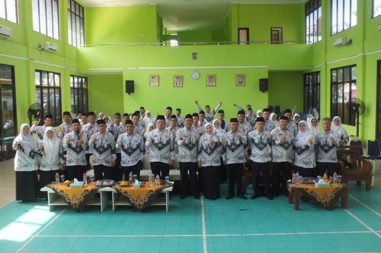 Ilustrasi aktivitas guru di kelas, terkait pembahasan Raperda Perlindungan Guru di Kabupaten Bekasi yang segera disahkan menjadi Perda.