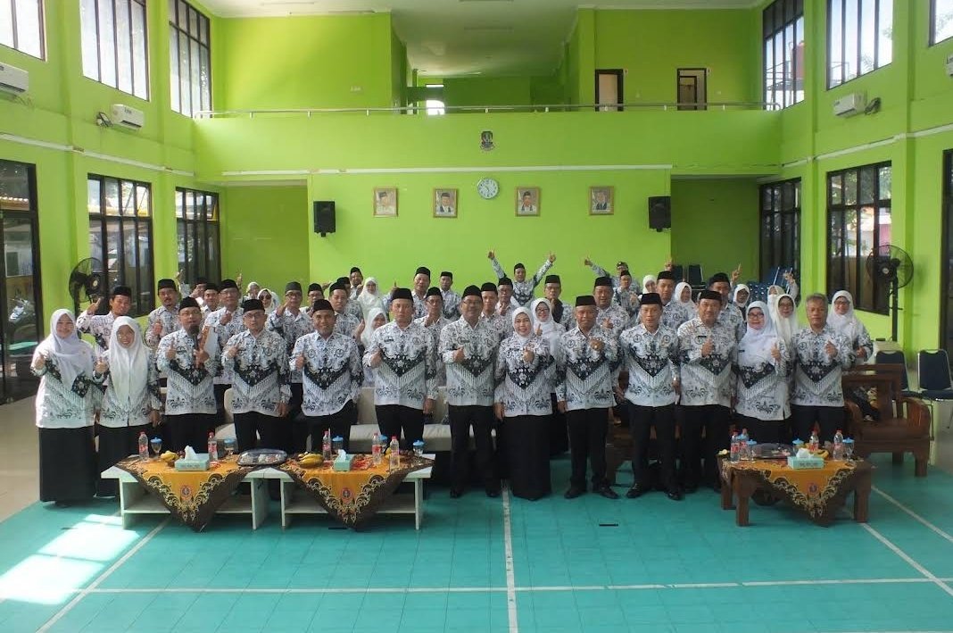 Ilustrasi aktivitas guru di kelas, terkait pembahasan Raperda Perlindungan Guru di Kabupaten Bekasi yang segera disahkan menjadi Perda.