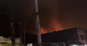 Petugas damkar berjibaku memadamkan kebakaran di SPBE Elpiji kawasan Mustikajaya, Bekasi.