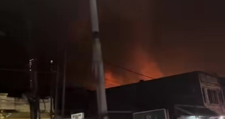 Petugas damkar berjibaku memadamkan kebakaran di SPBE Elpiji kawasan Mustikajaya, Bekasi.