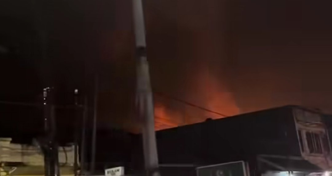 Petugas damkar berjibaku memadamkan kebakaran di SPBE Elpiji kawasan Mustikajaya, Bekasi.