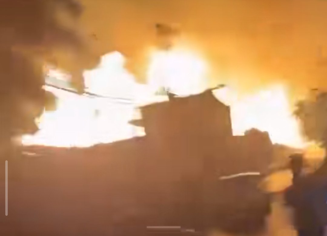 Warga menjauh dari lokasi kebakaran SPBE Cimuning di Mustikajaya, Bekasi, akibat bau gas yang menyebar luas.