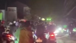 Proses evakuasi pohon tumbang di Jalan Pilar Sukatani yang menyebabkan kemacetan panjang.