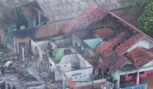 Ledakan di SPBE Cimuning menyebabkan kerusakan rumah warga di sekitar lokasi akibat jarak fasilitas yang sangat dekat dengan permukiman.