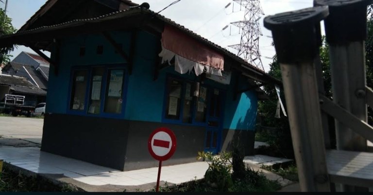 Ilustrasi kawasan perumahan dengan sistem one gate untuk meningkatkan keamanan warga.