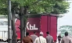 Bahu jalan yang kerap dipakai kendaraan perusahaan kini dikembalikan fungsinya.