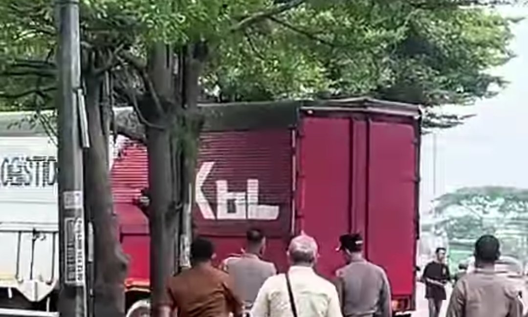 Bahu jalan yang kerap dipakai kendaraan perusahaan kini dikembalikan fungsinya.