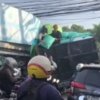 Truk muatan beras terperosok di Tambun Selatan, Bekasi. Polisi menduga sopir dalam kondisi mabuk.