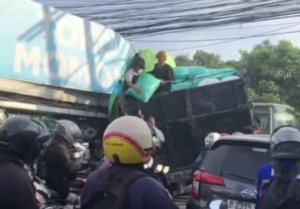 Truk muatan beras terperosok di Tambun Selatan, Bekasi. Polisi menduga sopir dalam kondisi mabuk.