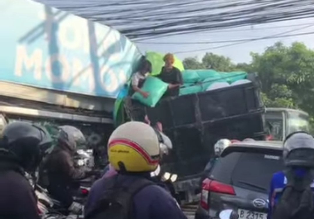 Truk muatan beras terperosok di Tambun Selatan, Bekasi. Polisi menduga sopir dalam kondisi mabuk.