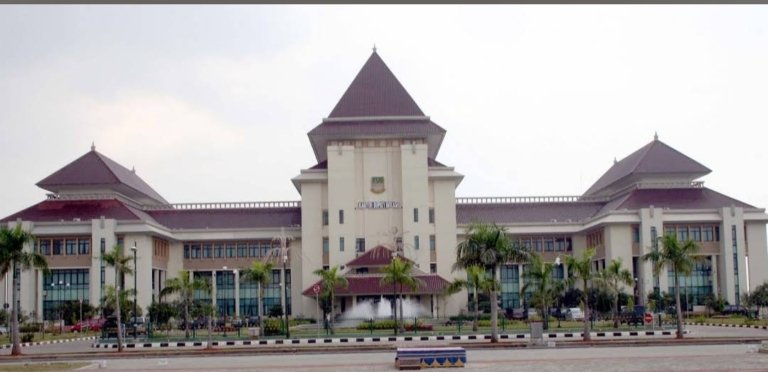Kepala Satpol PP Kabupaten Bekasi Surya Wijaya saat menjelaskan rencana revisi Perda Ketertiban Umum di Gedung DPRD Kabupaten Bekasi.