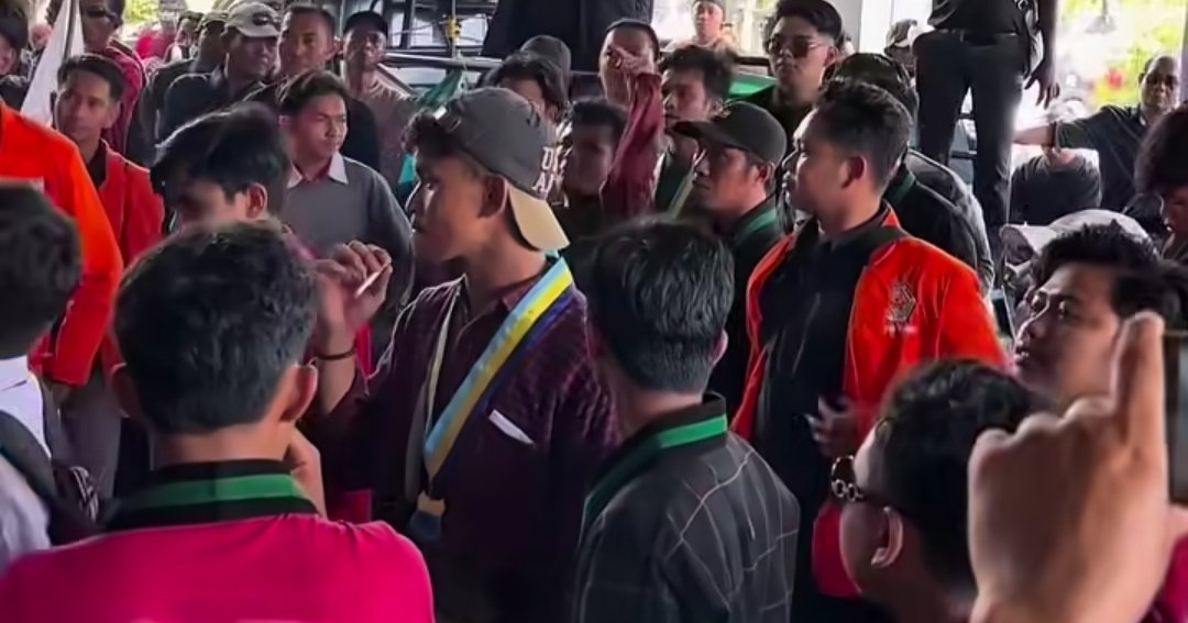 Mahasiswa Kabupaten Bekasi menuntut realisasi slogan “Bangkit, Maju, Sejahtera” dalam kebijakan konkret, bukan hanya sebatas janji atau jargon.