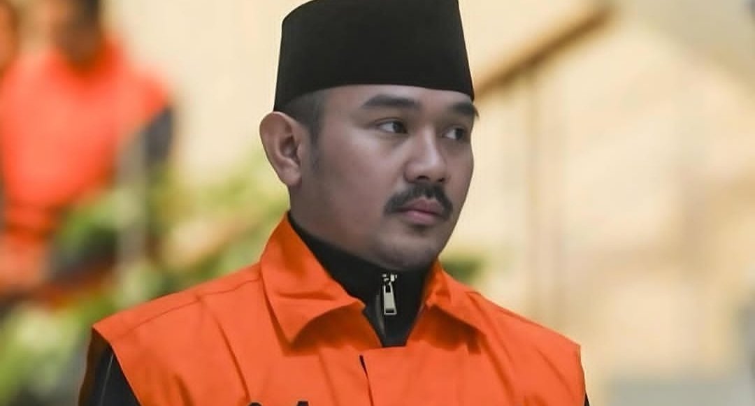 Sidang di Pengadilan Tipikor Bandung ungkap pengakuan mantan Bupati Bekasi Ade Kuswara Kunang soal aliran dana Rp8,5 miliar dari pengusaha, memicu dugaan ijon proyek.