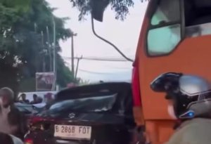 Kendaraan berat masih bebas melintas di Kabupaten Bekasi, warga khawatir risiko kecelakaan meningkat.