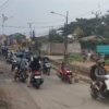 Petugas kepolisian disiagakan untuk mengatur lalu lintas selama perbaikan Jalan KH Raden Ma’mun Nawawi.