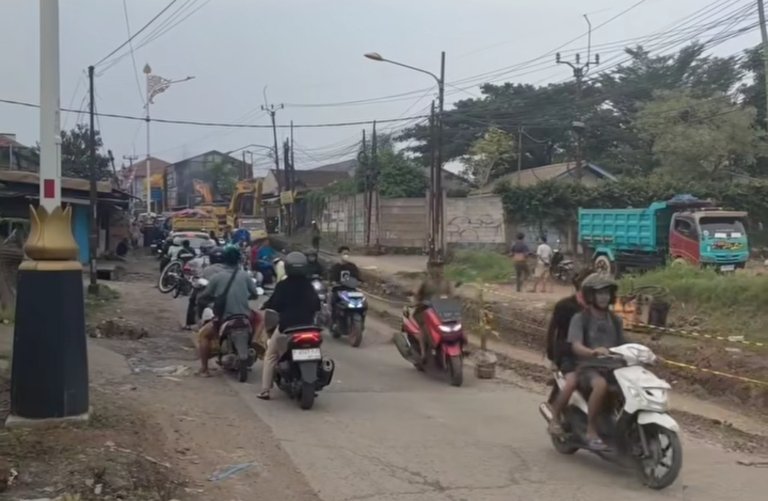 Petugas kepolisian disiagakan untuk mengatur lalu lintas selama perbaikan Jalan KH Raden Ma’mun Nawawi.