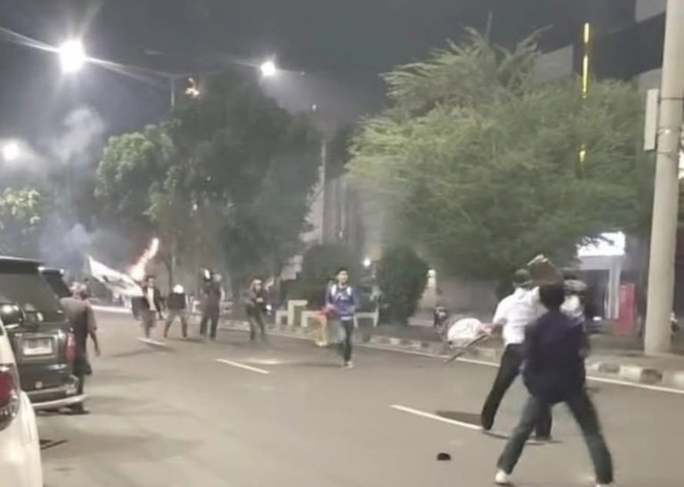 Polisi mengamankan belasan remaja usai tawuran di Babelan, satu korban mengalami luka akibat senjata tajam.