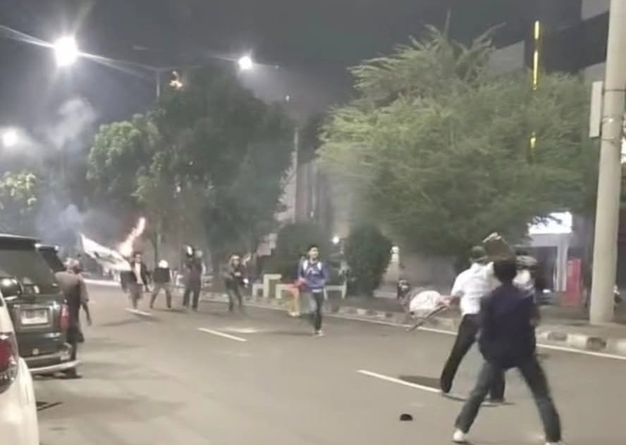 Polisi mengamankan belasan remaja usai tawuran di Babelan, satu korban mengalami luka akibat senjata tajam.