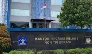 Petugas Imigrasi Bekasi memeriksa puluhan TKA yang terjaring Operasi Wira Waspada di kawasan industri.